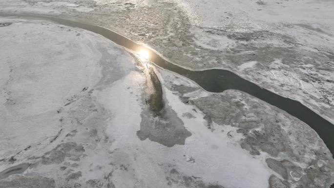 阳光洒在入海冰河上