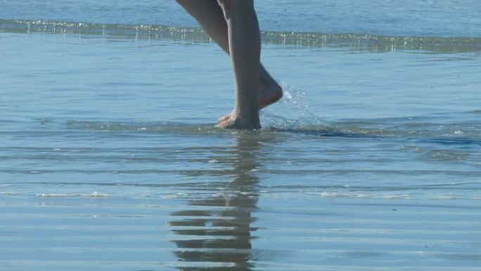 走在海边的女人海边玩耍海边美景海边海浪