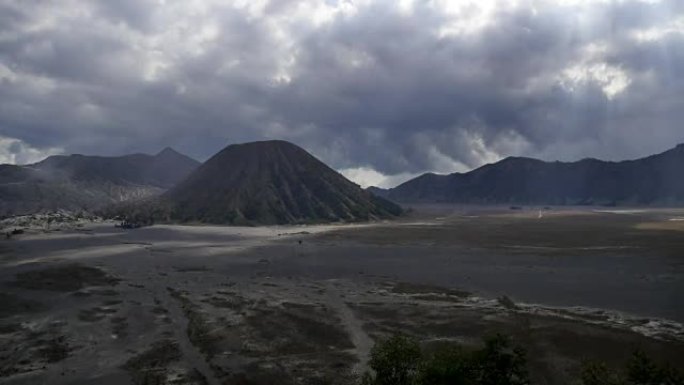 印度尼西亚布罗莫腾格尔塞梅鲁国家公园火山谷的云景时间流逝 (4k)