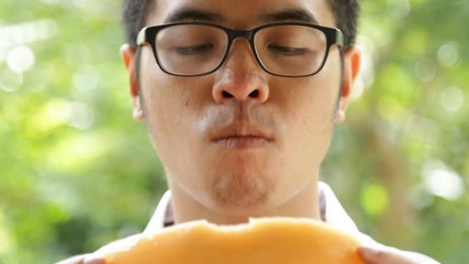 亚洲年轻人慢动作吃哈密瓜