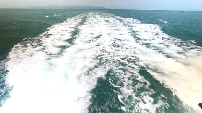 大海中的波浪航行浪花游轮游艇飞艇大海海面