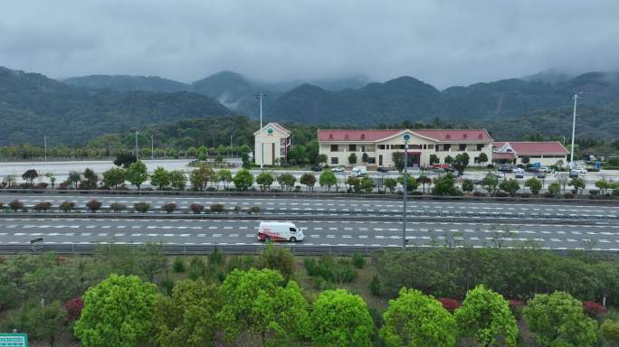 高速公路汽车驶过道路航拍