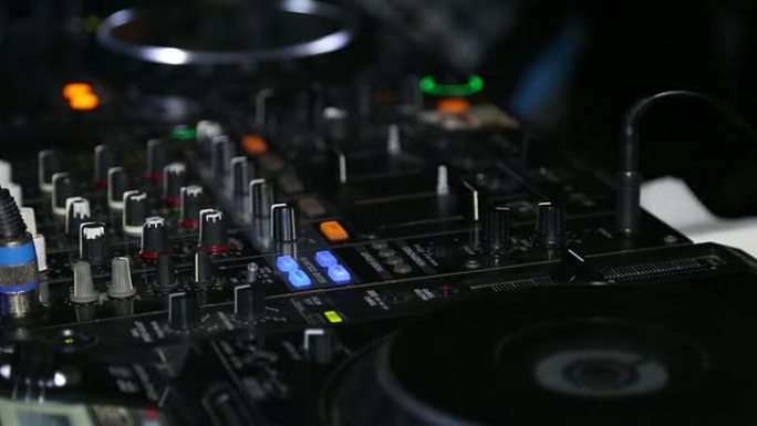 DJ为混音台工作DJ为混音台工作打碟