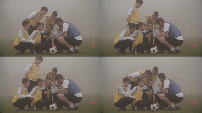 4K: 教练向他的孩子足球队提供指导。