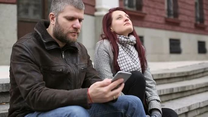 男性无视妻子智能手机打字通话购物自拍短信