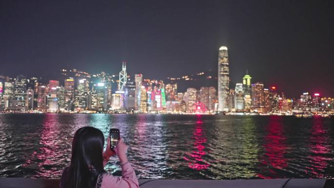 4K正版-香港维多利亚港夜景拍照的人04