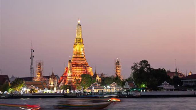 高清延时白天到晚上：Wat Arun傍晚到天黑。河上的船只交通（缩小）