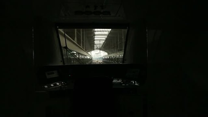 离开站台时，从火车上的机车窗户看