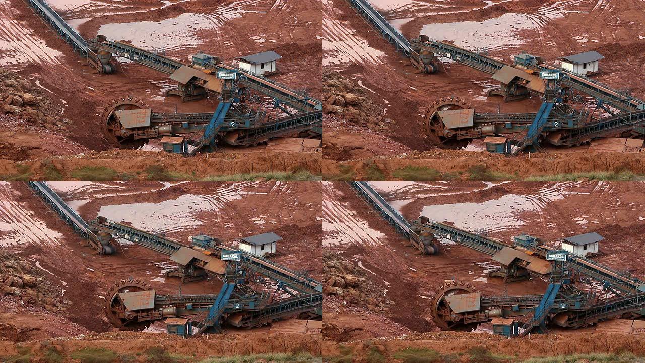 矿井的一部分，大型采矿卡车正在工作