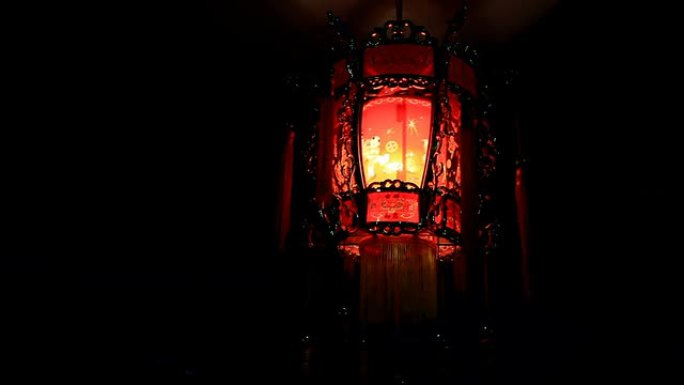 中国红灯笼在黑暗中旋转发光