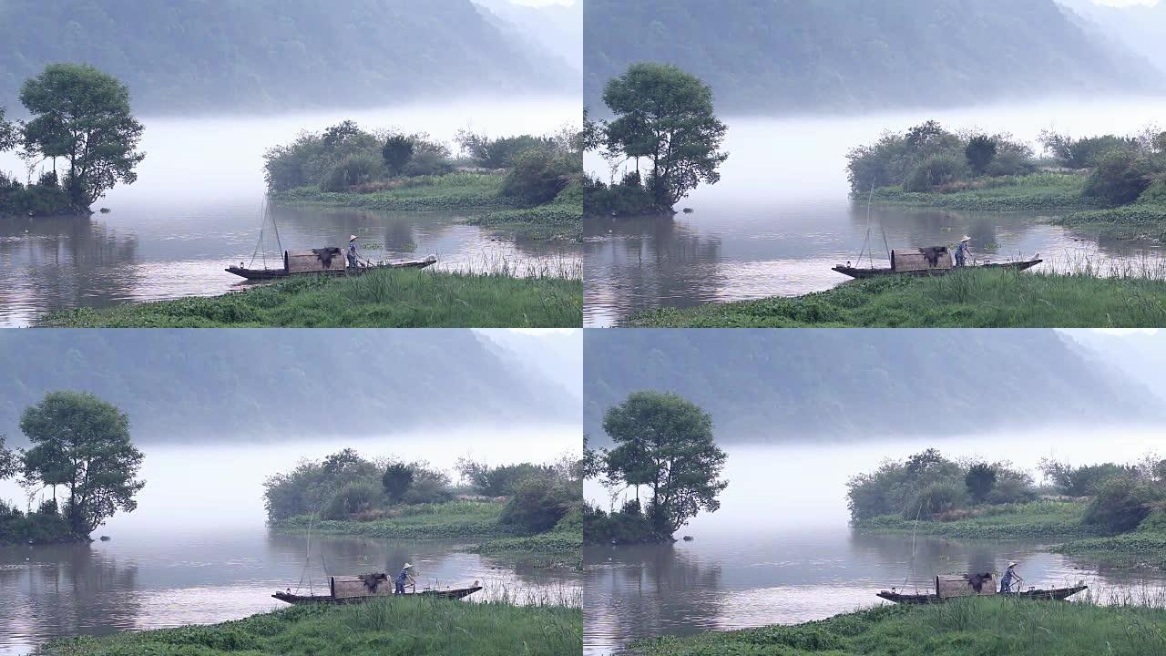 雾天宁静湖水上的小渔船