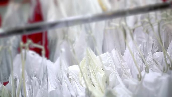 商店里挂着的白色连衣裙