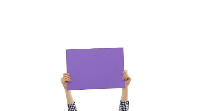年轻女子的手拿着空白的紫色标语牌。
