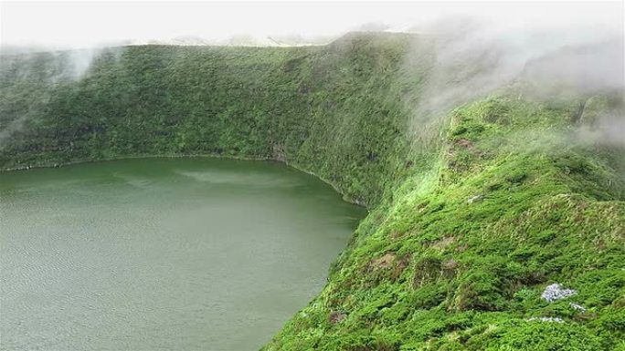 雾蒙蒙的火山口湖Lagoa Funda/Caldeira Funda，弗洛雷斯岛，亚速尔群岛