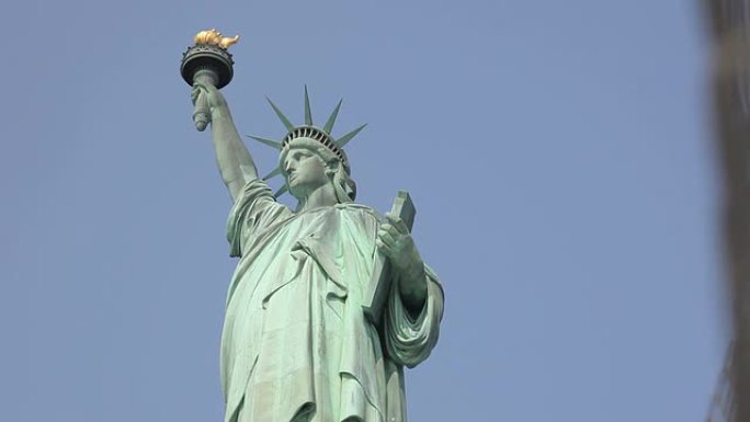 两张照片：纽约自由女神像