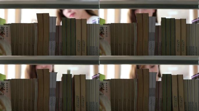 中国女学生在图书馆的书架上实时找书。
