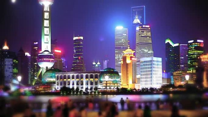 人们在夜间看着上海城市的天际线