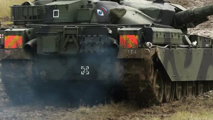 在泥泞中行驶的装甲坦克