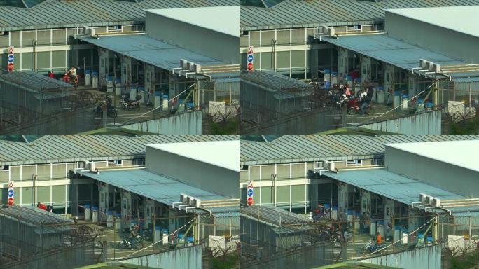 一名摩托车手在新加坡林地检查站通过海关的特写镜头延时