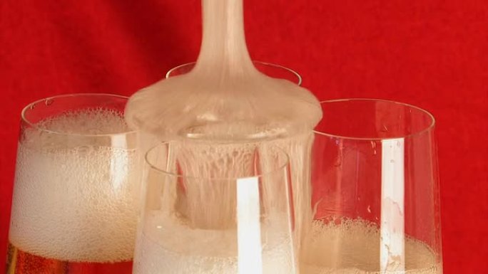 香槟酒杯中的庆祝金字塔。