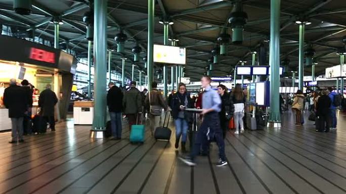高清：旅行者在荷兰阿姆斯特丹机场候机楼散步