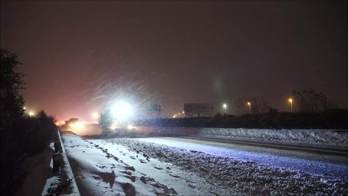 风雪中高速公路夜间除雪扫雪