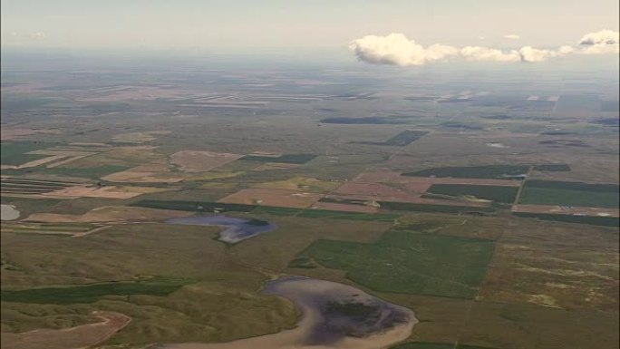 美国罗斯福县蒙大拿州佩克堡印第安人保留地的田野图案-鸟瞰图