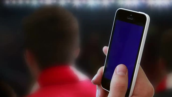 足球智能手机的球迷欢呼。