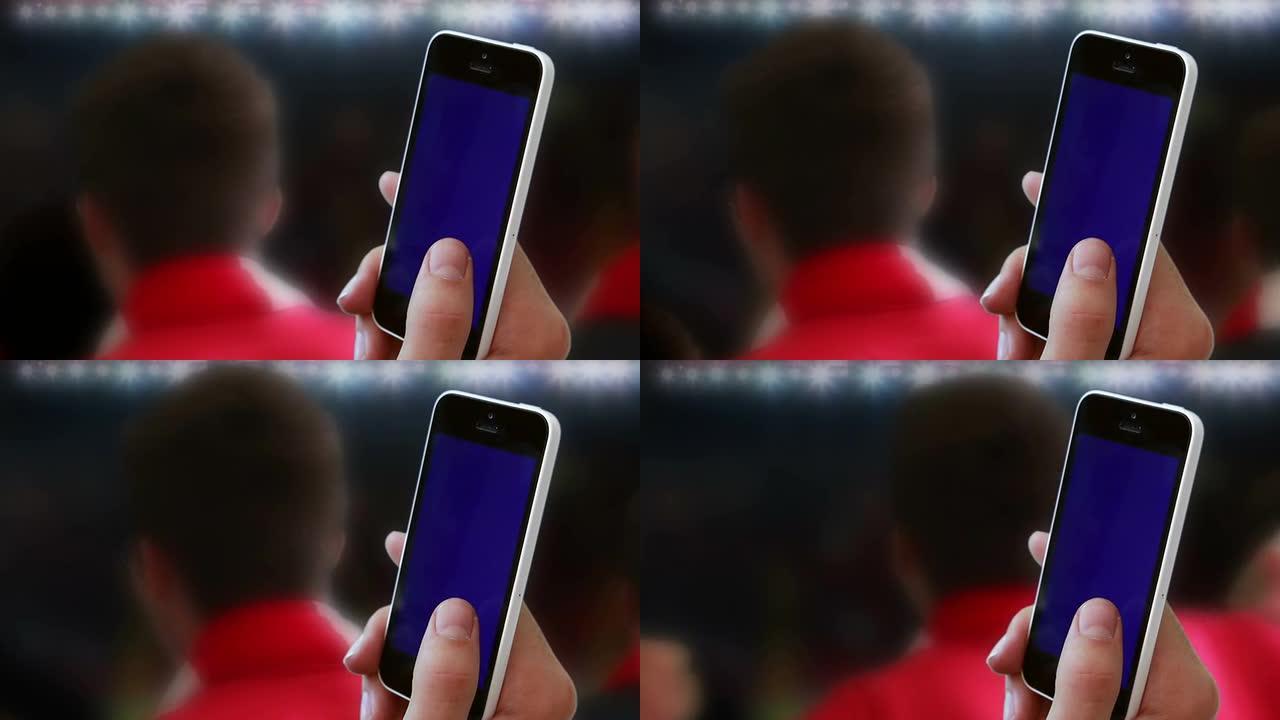 足球智能手机的球迷欢呼。