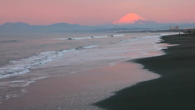 晨间海滩和富士山