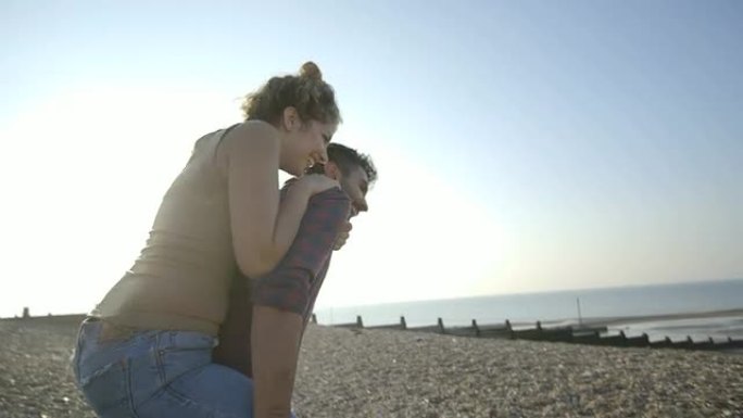 海滩上的一对年轻夫妇