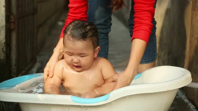 男婴玩水洗完澡后快乐