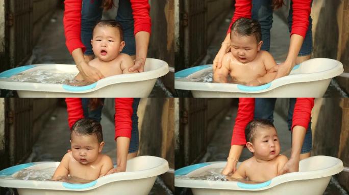 男婴玩水洗完澡后快乐