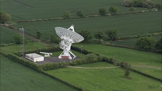 皮克米尔射电望远镜-鸟瞰图-英格兰，柴郡东部，皮克米尔直升机拍摄，航空视频，cineflex，建立镜