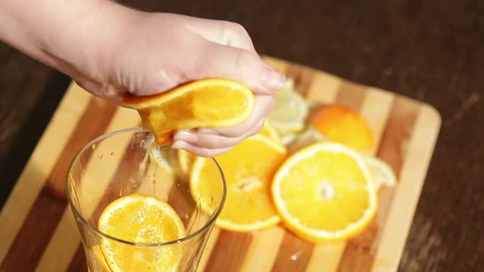 用手从橙子中榨汁