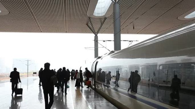 中国乘客从抵达的火车上下车