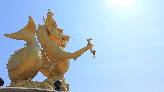 黄色中国龙龙雕塑特写