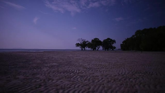 退潮时的夜海滩。