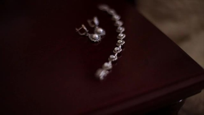 珍珠项链和耳环珍珠项链和耳环首饰