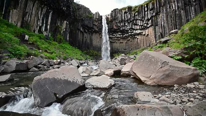 冰岛黑鱼瀑布和圆柱岩