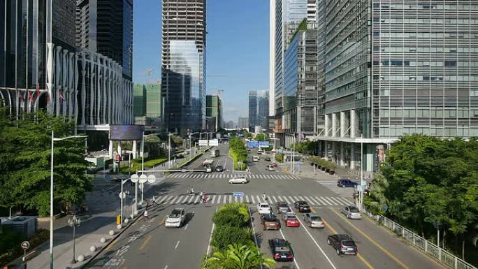深圳城市街道和现代建筑交通繁忙，时间流逝。