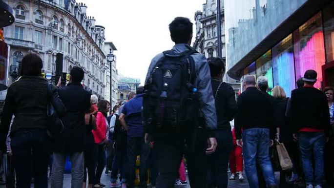 人们在伦敦考文垂街漫步（4K/UHD到HD）