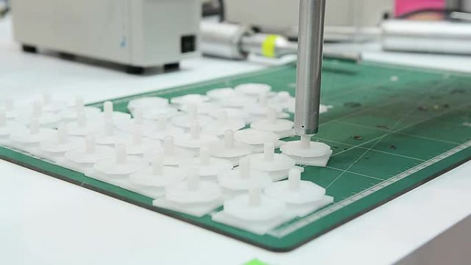 熔化塑料的工人