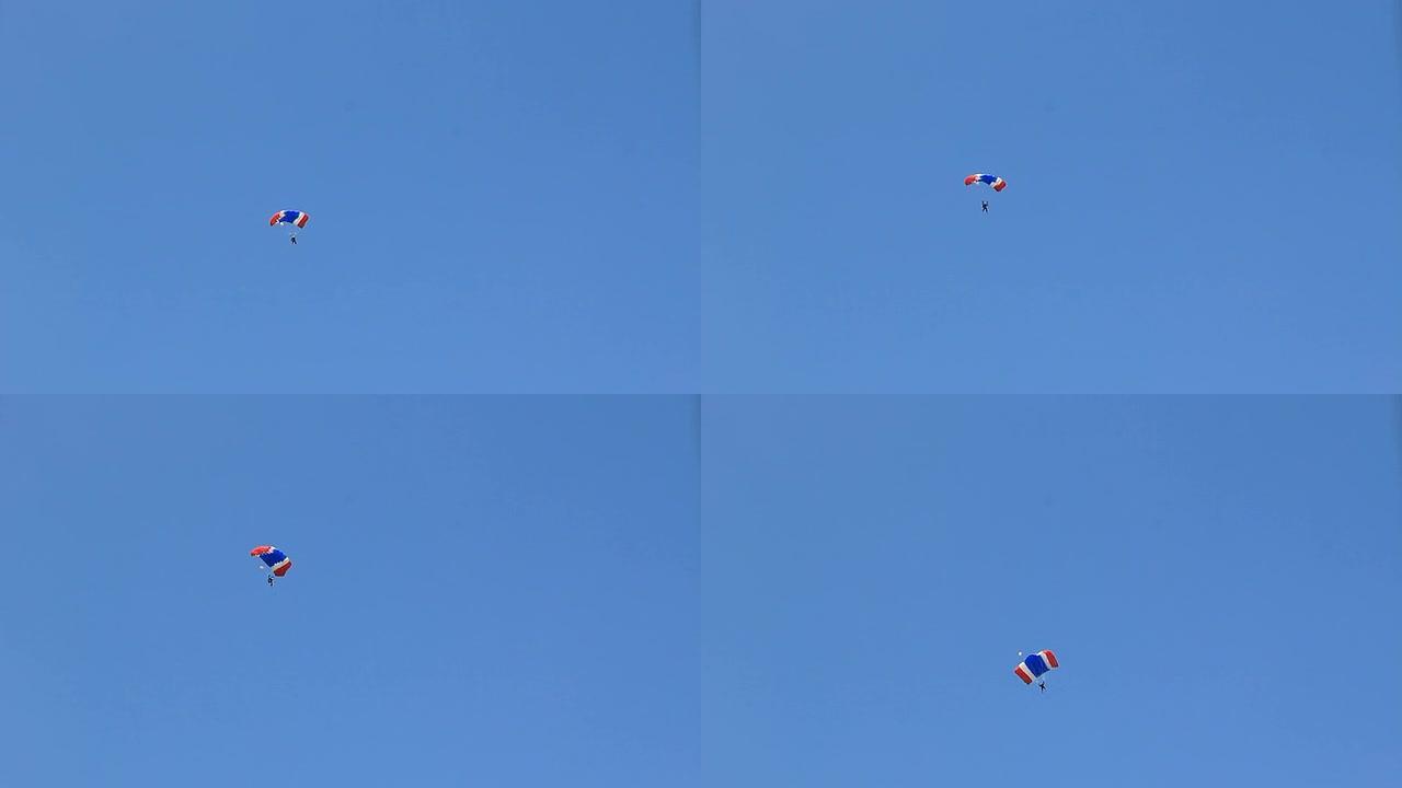 在蓝天下跳伞。