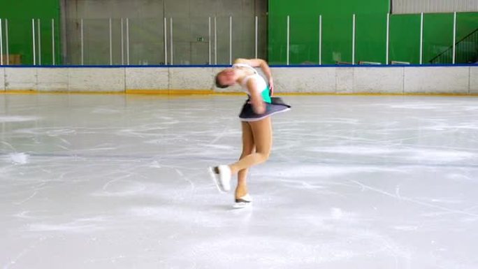 高清：年轻女子在花样滑冰比赛中的镜头