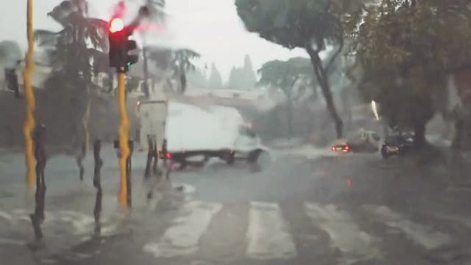 车载摄像头：在大雨中行驶
