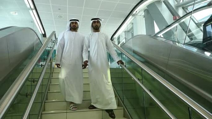 穿着传统服装的阿拉伯商人-迪拜地铁站