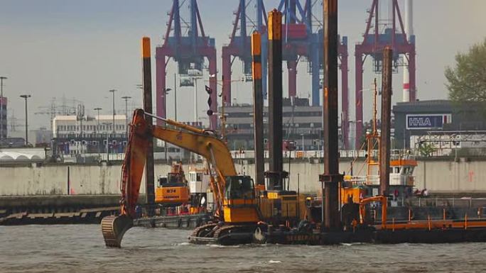 汉堡港集装箱码头挖掘机水上作业在河中