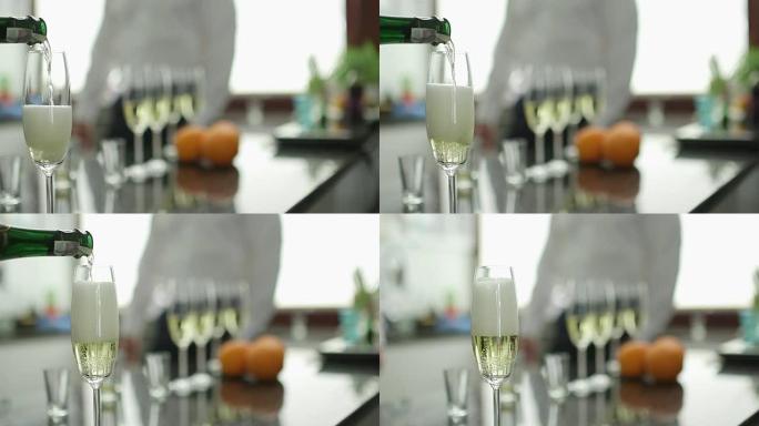 婚礼时餐桌上装饰的香槟酒杯