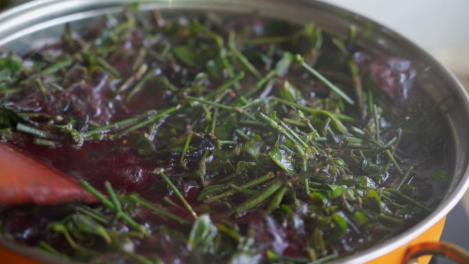 制作中国清明节的传统食物五色糯米饭的工序